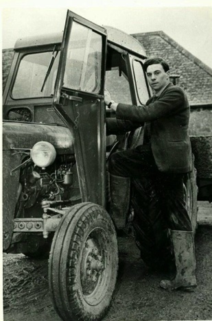 AU volant de son tracteur ... Ford, bien sùr